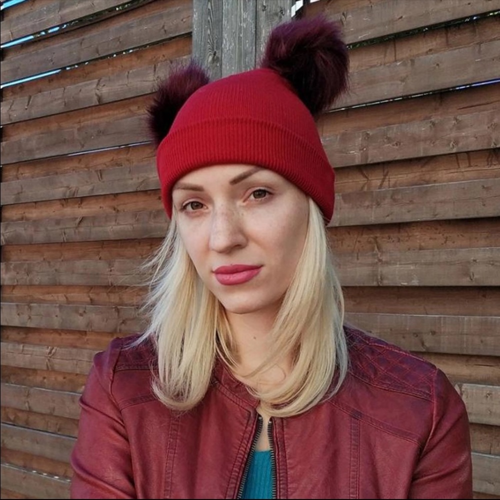 Pom Pom Hat - Picture 5 of 8